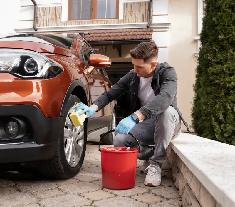 Lavage auto à domicile Saint-Sauves-d'Auvergne : professionnel intervenant sur un véhicule